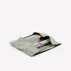 Quechua TABLE DE CAMPING COMPACTE 4/6 PERSONNES - PLATEAU BOIS - POCHE DE RANGEMENT 13 Quechua TABLE DE CAMPING COMPACTE 4/6 PERSONNES - PLATEAU BOIS - POCHE DE RANGEMENT -Plein Air Camping Magasin table de camping compacte 46 personnes plateau bois poche de rangement 3